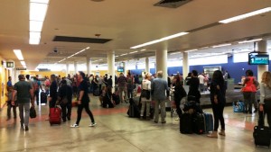 Touristen am Flughafen von Curacao
