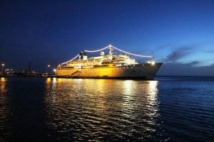 Kreuzfahrtschiff vor Bonaire